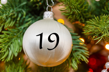 Weihnachtsschmuck (Kugel) mit einer Zahl für den Weihnachtskalender
