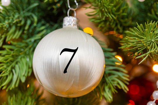 Weihnachtsschmuck (Kugel) mit einer Zahl f&uuml;r den Weihnachtskalender