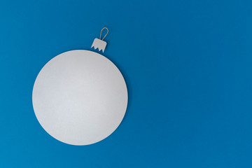 Weihnachtskugel auf blauen Hintergrund.