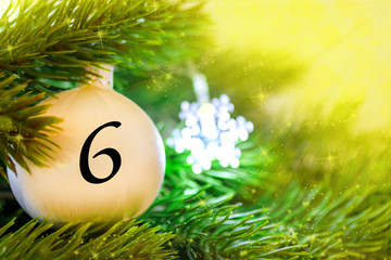 Weihnachtsschmuck (Kugel) mit einer Zahl für den Weihnachtskalender