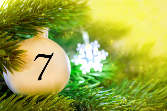 Weihnachtsschmuck (Kugel) mit einer Zahl f&uuml;r den Weihnachtskalender