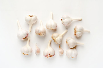 Obraz na płótnie Canvas Cloves of garlic on a white background, isolate