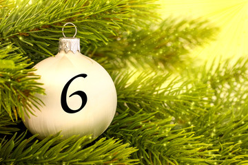 Weihnachtsschmuck (Kugel) mit einer Zahl für den Weihnachtskalender