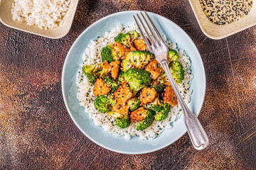 Fried tempeh with rice and broccoli.