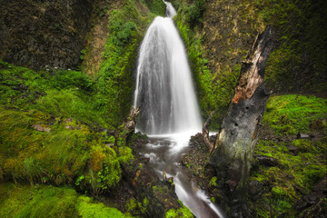 Obraz premium Long exposure of flowing water at Wahkeena Falls in Oregon