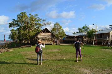 mujeres caminando en isla rio amazonas