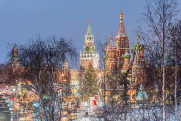 Obraz premium Christmas in Moscow.A view of Zaryadye Park to the Kremlin