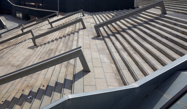 Escaleras vac&iacute;as en un d&iacute;a soleado con grandes pasamanos met&aacute;licos