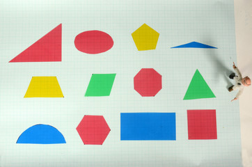 Different geometric shapes in variuos colors.