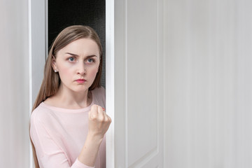 Naklejka premium Angry woman opens the door and enters the room, toned