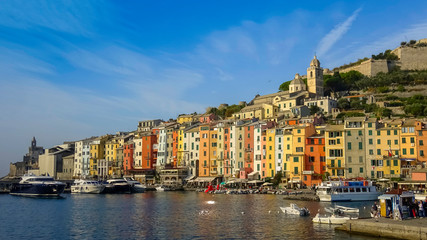 Naklejka premium Vue du port de Porto Venere, petit village de Ligure près de La Spezia et des Cinque Terre. Italie.