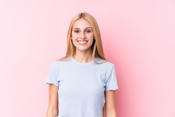 Obraz premium Young blonde woman on pink background happy, smiling and cheerful.