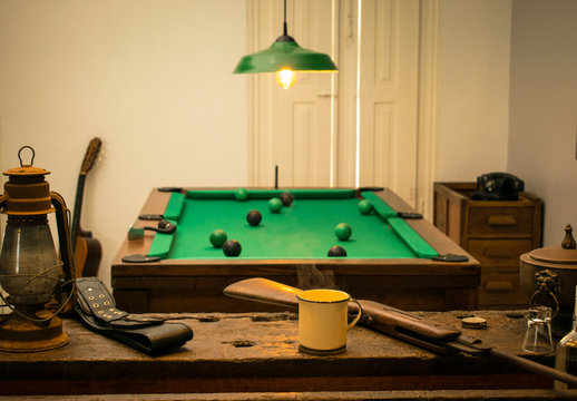 Foto Jovem atraente que joga sinuca no bar sozinho – Imagem de Mesa no  Unsplash