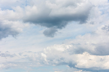Obraz premium Blue sky with fluffy clouds, abstract background