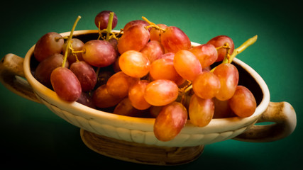 Weintrauben in einer Schale isoliert