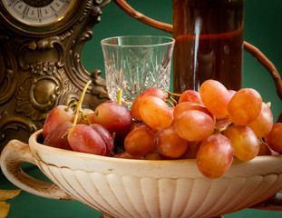 Weintrauben Reebe in antiker Schale