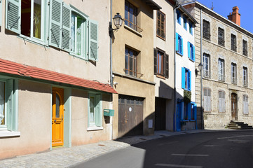 Fototapeta na wymiar Rue du Chicot colorée à Ambert (63600), département du Puy-de-Dôme en région Auvergne-Rhône-Alpes, France