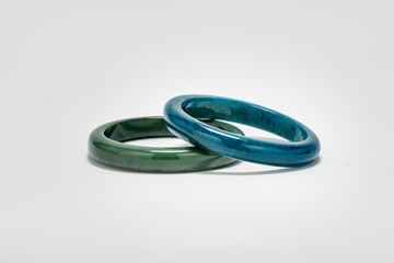 aros de plástico , pulseras. verde y azul 