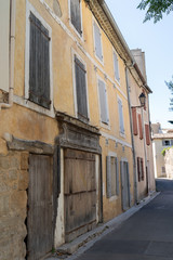 Fototapeta na wymiar old street small alley L'Isle-sur-la-Sorgue France in Provence
