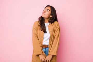 Obraz premium Young mixed race indian woman isolated dreaming of achieving goals and purposes