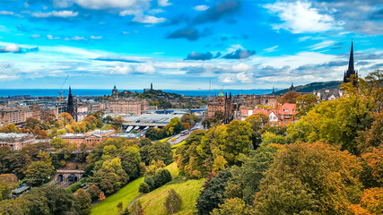 Naklejka premium Aerial cityscape top view of Edinburgh in Scotland, UK. Popular medieval ancient city.