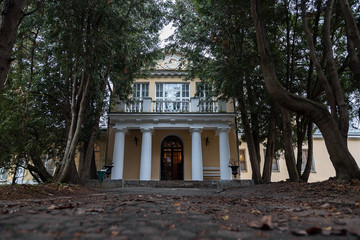 Obraz premium Old abandoned manor house in autumn forest
