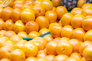 Obststand mit frischen Orangen verkauft exotische Früchte für Vegetarier und Veganer und ihre gesunde Ernährung mit frischen Früchten und vitaminreicher Rohkkost