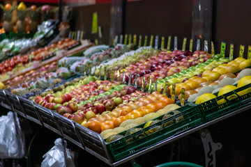 Obststand mit frischem Obst und frischem Gemüse verkauft exotische Früchte für Vegetarier und...
