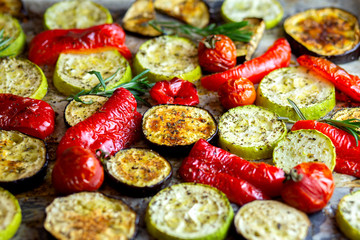 Baked grilled vegetables. Baked peppers, tomatoes, zucchini, eggplant, rosemary and herbs. Cooking dinner in the oven. Vegetarian food in the oven. Vegan cooking. Proper and healthy nutrition