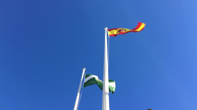 Bandera espa&ntilde;ola y andaluza en movimiento