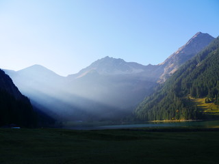 Vilsalpsee, Österreich: Die Sonne stahlt aufs Wasser des Alpensees
