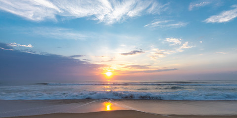 Sunrise over the ocean © Thomas Hennessy