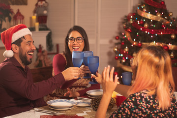 jóvenes mexicanos cenando en fiesta de navidad