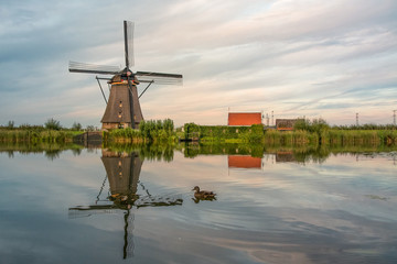 Reflet d'un moulin à Kinderdijk en Hollande