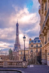 Foto op Plexiglas Eiffeltoren Parijs, Frankrijk - 24 november 2019: Kleine Parijse straat met uitzicht op de beroemde Eiffeltoren van Parijs op een bewolkte dag met wat zonneschijn