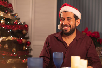 Retrato de chico festejando la navidad brindando con alegr&iacute;a