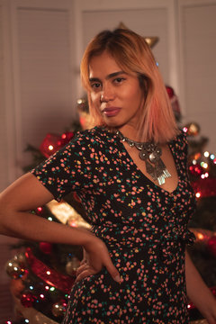 Retrato de chica posando con árbol de navidad en fiestas