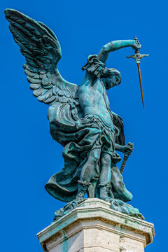 Erzengel Michael Bronzefigur errichtet am Ende der Pest