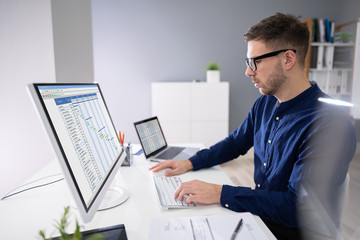 Fototapeta na wymiar Businessman Working On Gantt Chart On Office Desk