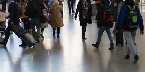 Streetlife: hektische Menschen im Bahnhof