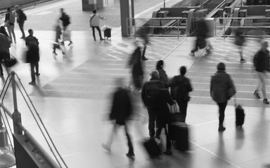 Streetlife: hektische Menschen im Bahnhof