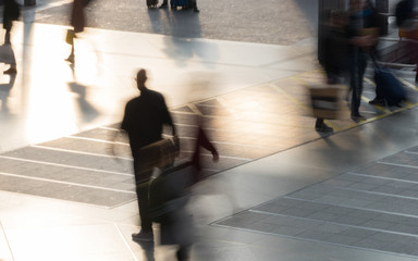 Streetlife: hektische Menschen im Bahnhof