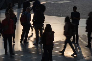 Streetlife: hektische Menschen im Bahnhof