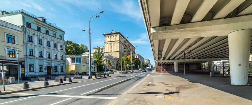Sadovaya-Samotyochnaya street, 16s1, Clinic them. Svyatoslav Fedorov