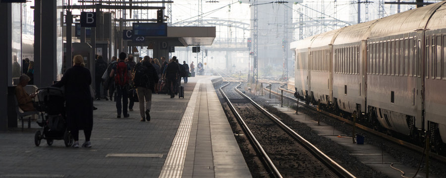 Streetlife: Menschen warten am Bahnsteig auf den versp&auml;teten Zug