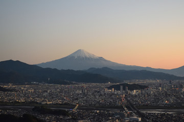朝鮮岩山頂にて朝焼けの富士山