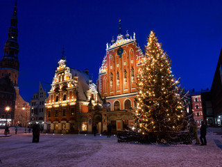 Fototapeta na wymiar Blackhead House and Christmas Tree at night in the capital of Latvia Riga in winter 