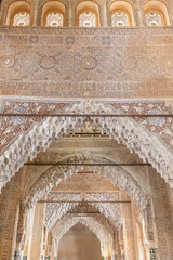 Arcos árabes antiguos decorados con estuco y mocarabes