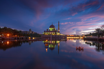 Fototapeta na wymiar Putra Mosque, one of the most iconic mosque in Putrajaya