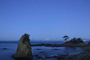 夜明け前の立石海岸と富士山